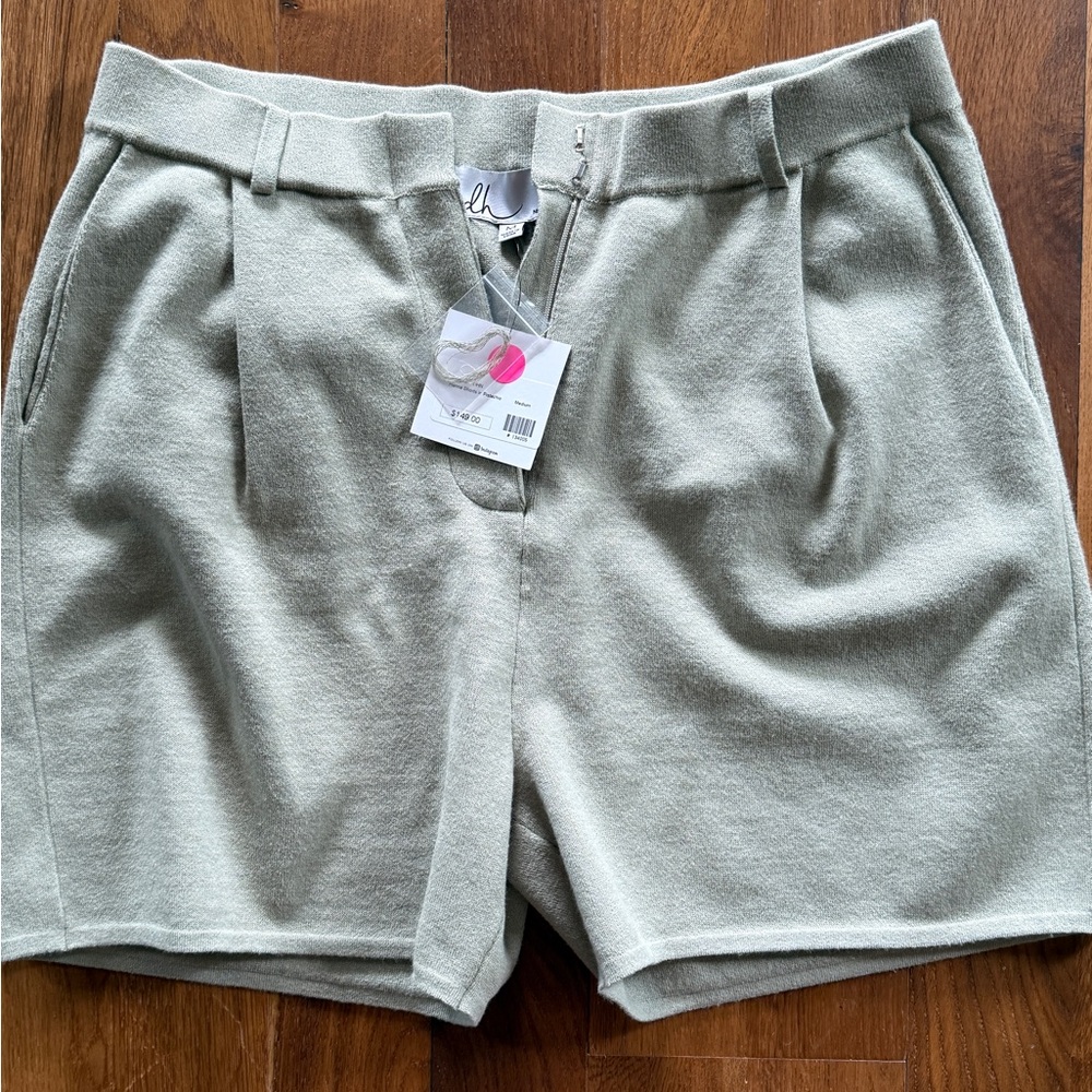 dh New York Hanna Shorts. Women’s medium. Pistachio $30. New $149